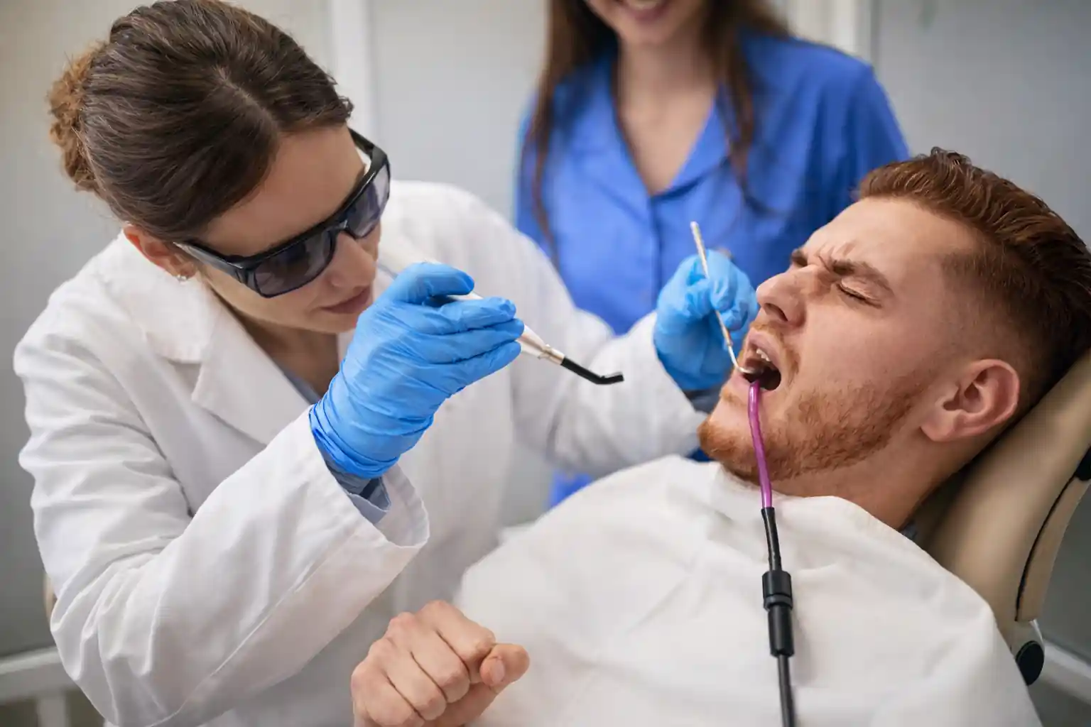 چه کسانی درد بیشتری بعد از ایمپلنت تجربه میکنند؟